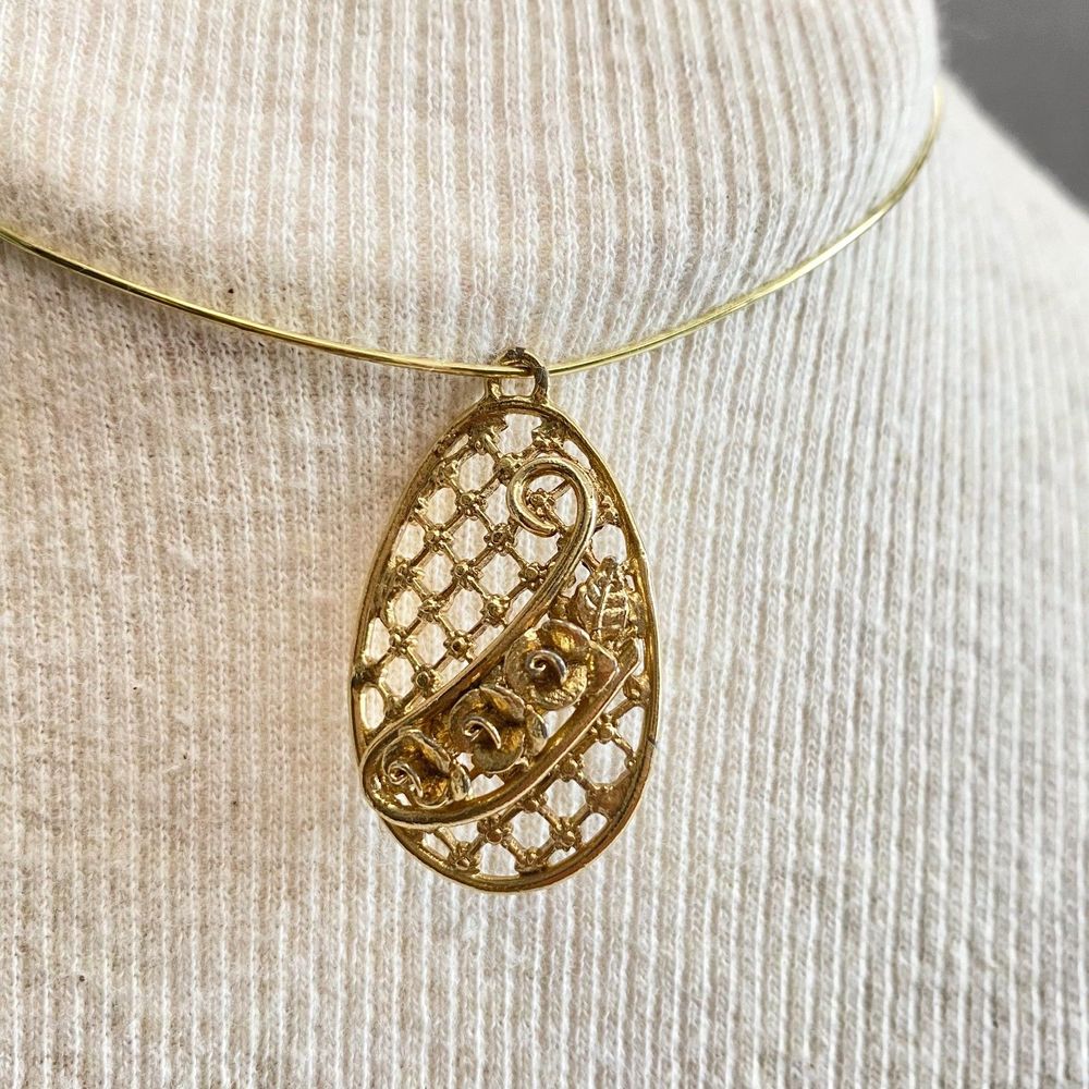 💎Egg Shaped Pendant Gold Tone Open Work Mesh Patern Roses Overlay